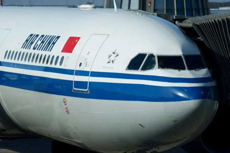 لحظة رعب.. بطارية ليثيوم تتسبب في حريق داخل مقصورة طائرة إير تشاينا (فيديو)