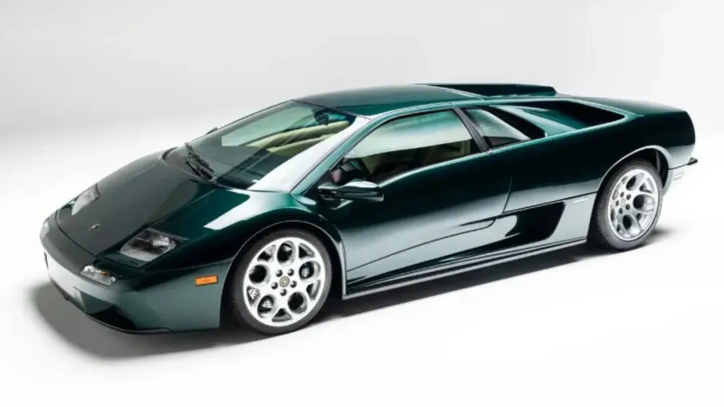 لامبورغيني أسطورية للبيع: ديابلو 2001 بلون فريد ونظام دفع رباعي