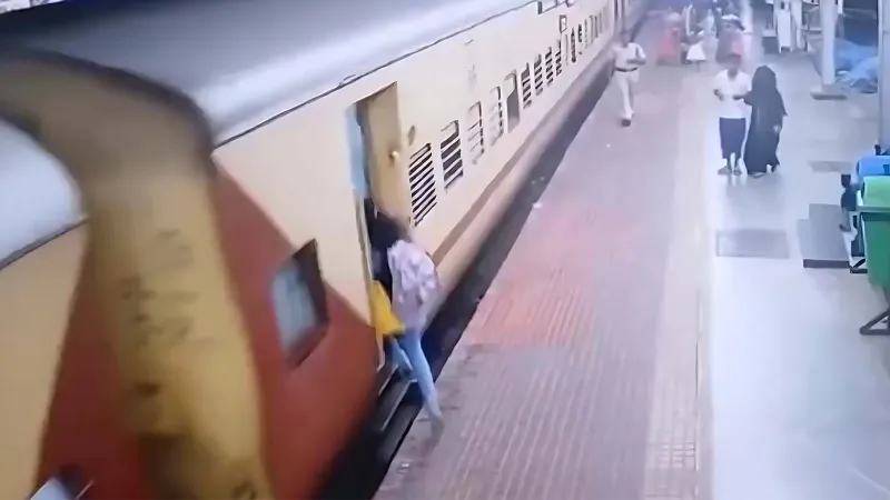 فيديو صادم يوثق سقوط فتاة ومحاولة قطار لابتلاعها.. وهكذا نجت!