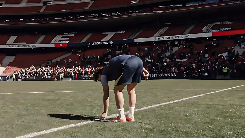 زهرة في منتصف الملعب.. لفتة إنسانية من ألفاريز تهزّ قلوب الجماهير (فيديو)