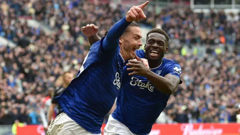 في الوقت القاتل.. غريليش يُنهي أطول سلسلة بلا خسارة لكريستال بالاس