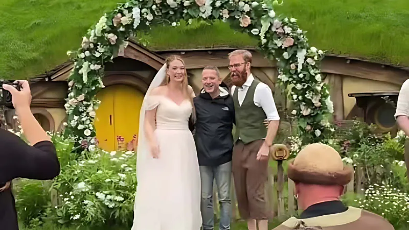 نجم "سيد الخواتم" يُفاجئ عروسين لا بعرفهما في زفافهما (فيديو)