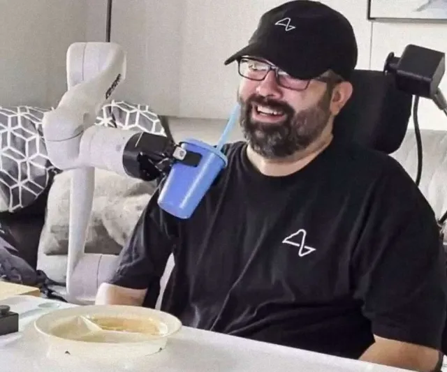 ماذا حدث للمريض الذي زرع شريحة إيلون ماسك بدماغه؟