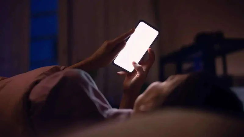 النشاط الليلي على وسائل التواصل الاجتماعي هل يؤثر في الصحة النفسية؟ دراسة توضح