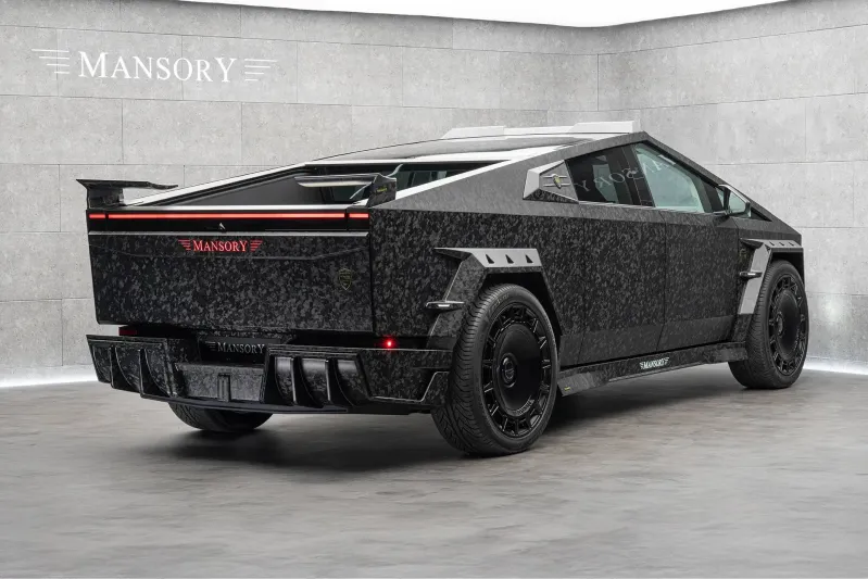 شاحنة "مانسوري سايبرترك" تخطف الأنظار في دبي بلوحة الترخيص الأغلى في العالم "P7"