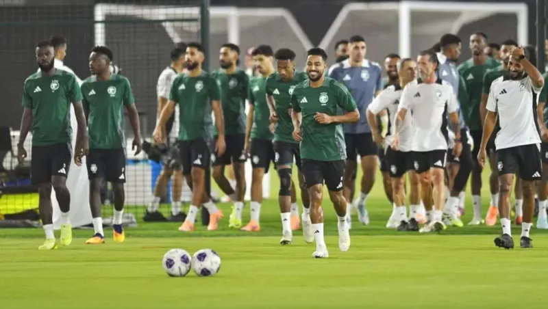 أجواء حماسية في معسكر الأخضر قبل مواجهة العراق المصيرية (فيديو)