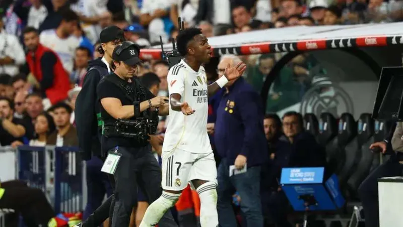 ريال مدريد يحذر فينيسيوس بعد احتجاجه على التبديل في الكلاسيكو.. هل يلوّح بالرحيل؟