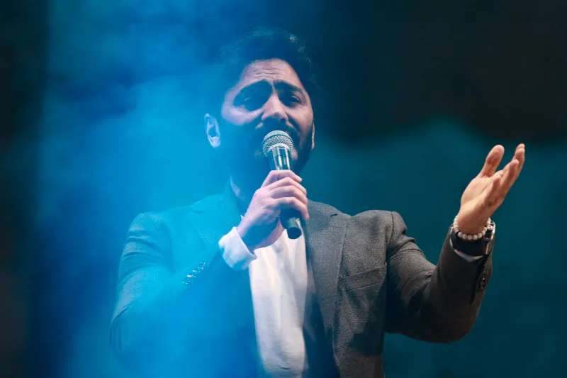 تامر حسني يعلن عن جولته الأوروبية ويعد جمهوره بفيديو "فرنساوي"