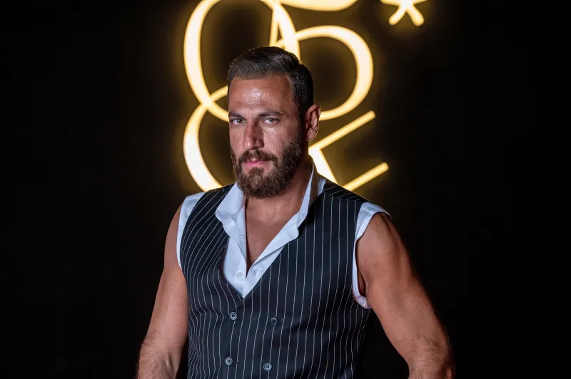 نيكولا معوض لـ «الرجل»: الألوان تحكي قصتي في الجونة.. ومشروعي الجديد بدوي بلهجة مختلفة