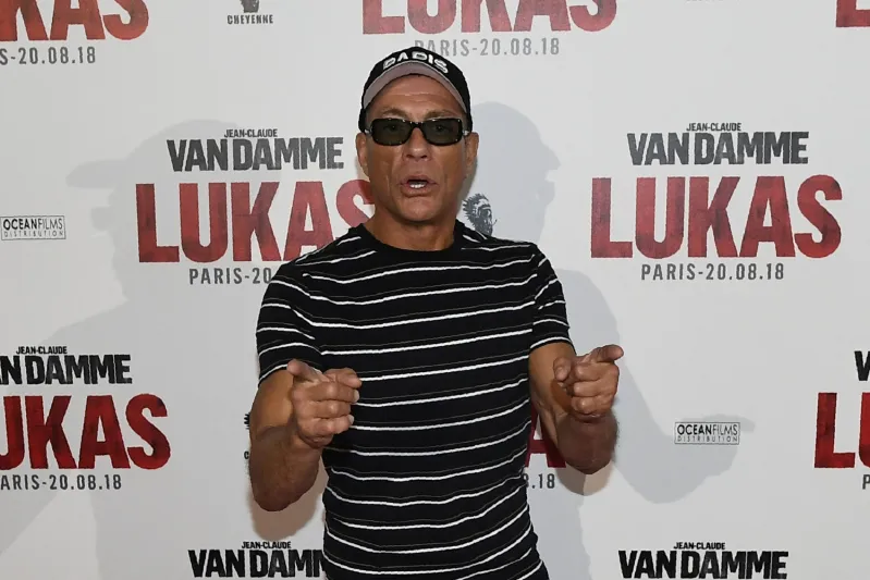 في عيد ميلاده الـ65.. كم تبلغ ثروة الفنان العالمي فان دام؟