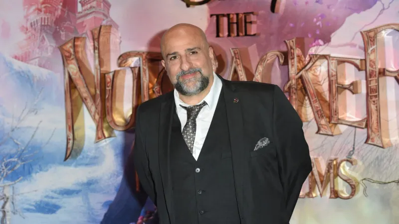 ضحك بلا قيود… أوميد جليلي يروي تجربته في مهرجان الرياض للكوميديا (فيديو)