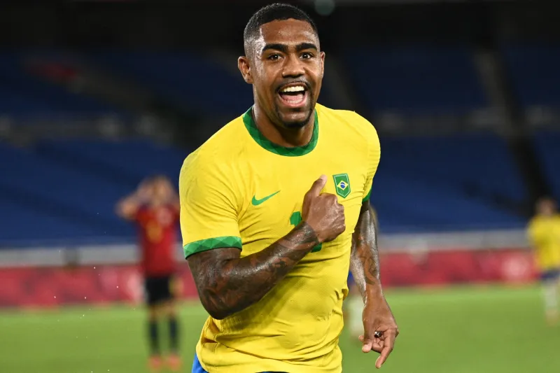 مفاجأة في صورة مالكوم.. هل يعاني نجم الهلال من إصابة خطيرة قبل الاتفاق؟