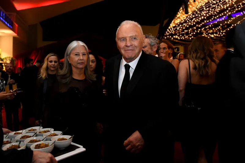 أنتوني هوبكنز يروي لحظة صادمة غيّرت مسار حياته إلى الأبد