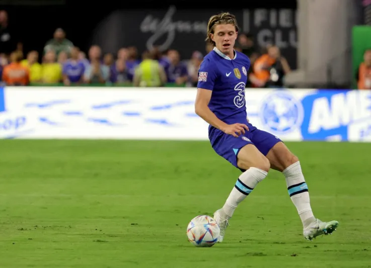 الانتقالات الشتوية تتأهب: أوليس يقترب من ليفربول وغالاغر في رادار مانشستر يونايتد