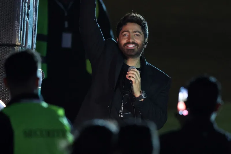  تامر حسني يرفض هدية ذهبية ثمينة من معجبة بطريقة لبقة (فيديو) 