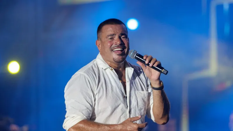 عمرو دياب يقبّل يد معجبة مسنّة.. والمشهد يخطف القلوب (فيديو)