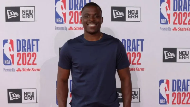 كريس ماثيوز يتحدى الفيزياء برمية سلة مستحيلة (فيديو)