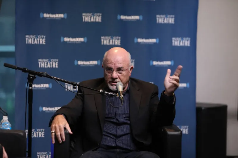 المستشار المالي ديف رامزي: دخلك ليس المشكلة.. هذه عاداتك التي تبدد ثروتك