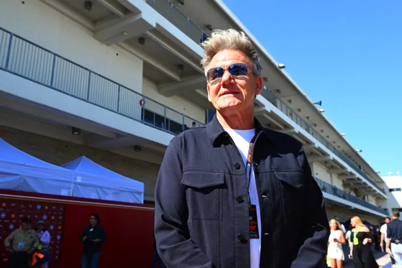 غوردون رامزي يفاجئ الجمهور بمهاراته الغنائية في "بيز إن آ تراب"