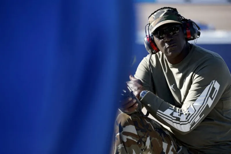 مايكل جوردان يكشف قصة آخر مرة لمس فيها كرة السلة (فيديو)