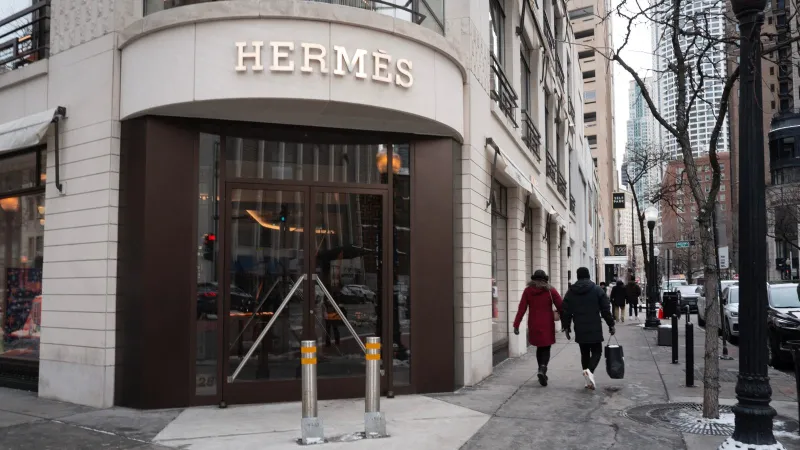 تجديد برؤية ثقافية: غريس ويلز بونر تقود أزياء الرجال في هيرميس