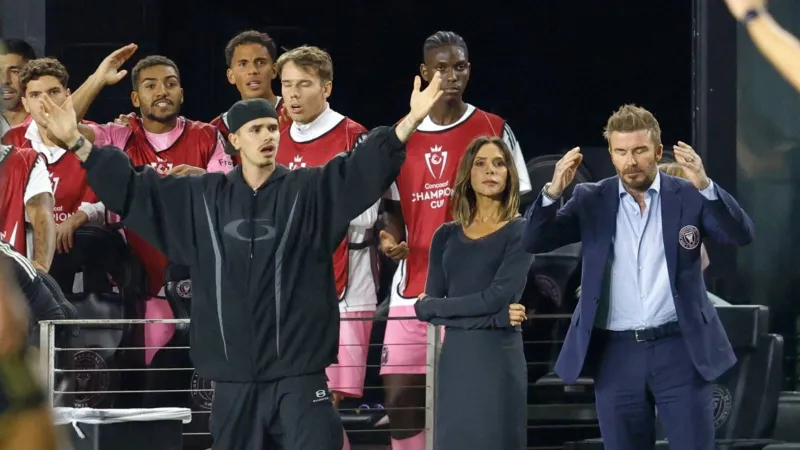 روميو بيكهام يتألق في فورمولا 1 بساعة "بامبو" عتيقة من أوديمار بيغيه