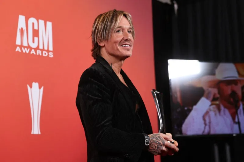 58 عامًا من الموسيقى.. كيث أوربان يوازن بين الفن والملايين