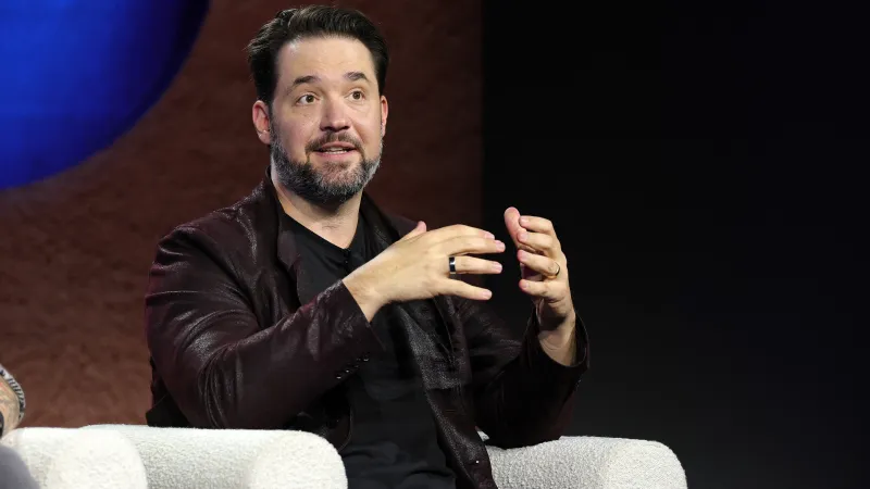 مؤسس Reddit يحذر من فقدان الطابع البشري للإنترنت وسط انتشار الروبوتات