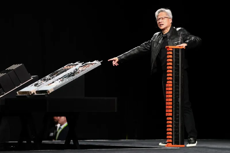 جنسن هوانغ يهدي إيلون ماسك أول وحدة من الكمبيوتر العملاق DGX Spark خلال حفل الإطلاق