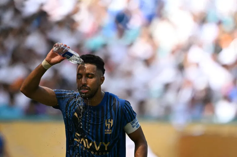 وسط أنباء ترشحه لجائزة آسيا.. الهزاع يصدم سالم الدوسري ويطالبه بالجلوس على الدكة