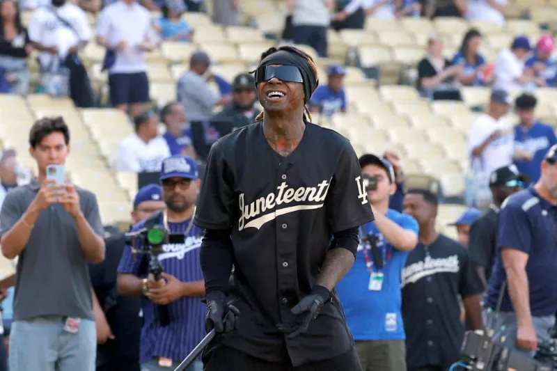 ليل واين يهدي سويز بيتز شاحنة "برابوس 6×6" بقيمة 1.8 مليون دولار (فيديو)