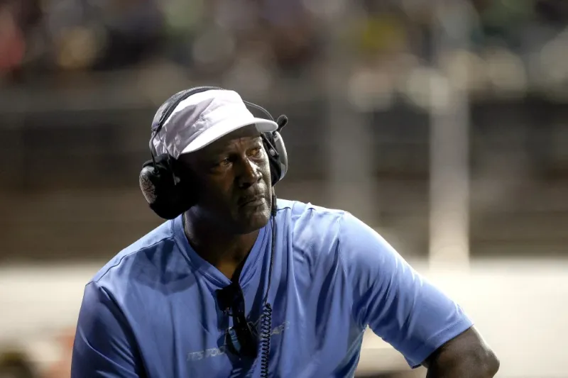 مايكل جوردان يتألق بساعة نادرة من الذهب الوردي.. كم سعرها؟