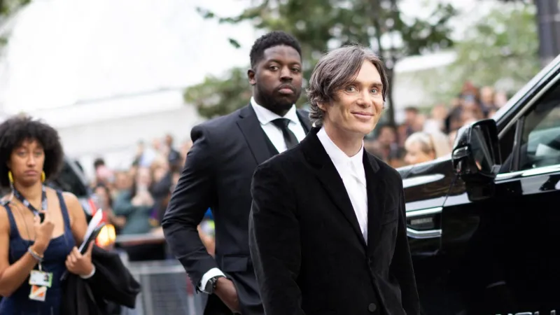 كيليان مورفي يثير الجدل مجددًا بتعابير وجهه اللامبالية أمام تايلور سويفت