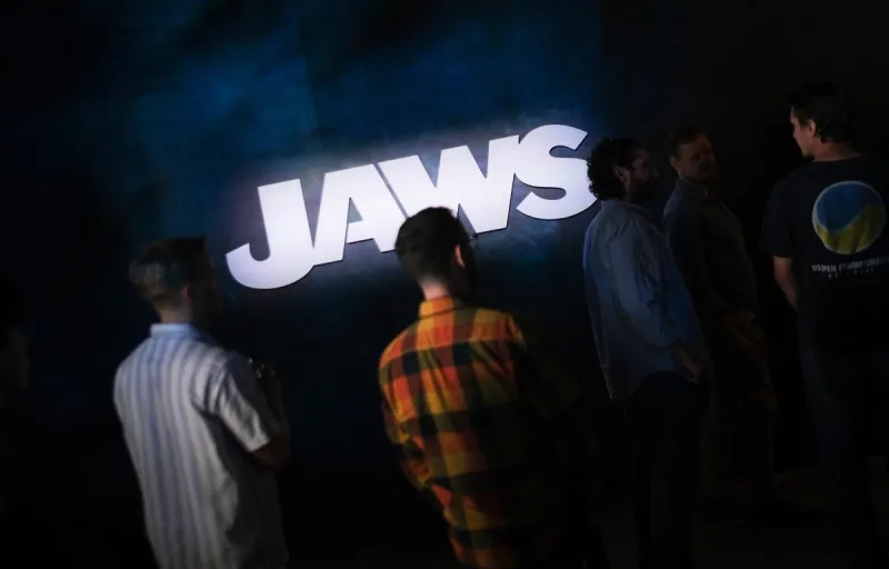 قطعة نادرة من فيلم "Jaws" تُباع بمبلغ ضخم في مزاد عالمي