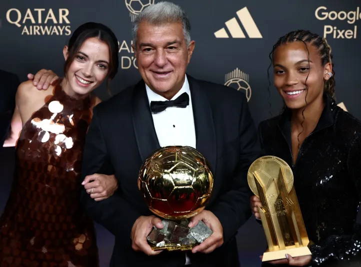 لابورتا يصف منتقديه بـ"العميان" ويؤكد نجاح إدارته في إنقاذ برشلونة ماليًا