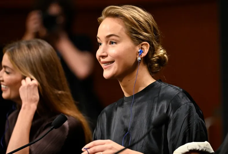 جينيفر لورانس تكشف سرّ «وجبة القمامة» التي جمعتها بروبرت باتينسون