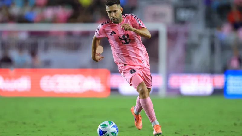 جوردي ألبا يعلن اعتزاله بكلمات مؤثرة: "لقد منحتني كرة القدم كل شيء" (فيديو)