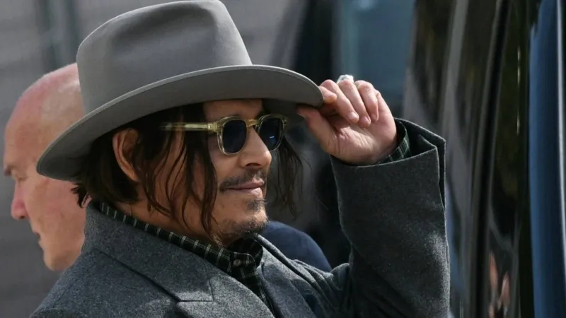 عرض ديور يتحول إلى جدل بعد تصرّف تشارليز ثيرون تجاه جوني ديب