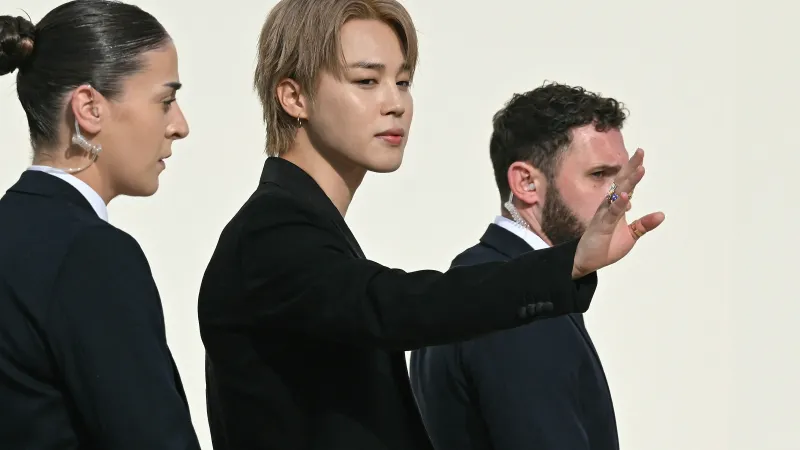 جيمين يخطف الأنظار بتألقه في عرض ديور بباريس بعد غياب لافت (فيديو)