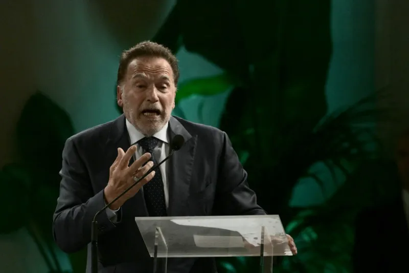 أرنولد شوارزنيجر يشارك روتينه الأحادي لبناء قوة متناظرة دون أجهزة