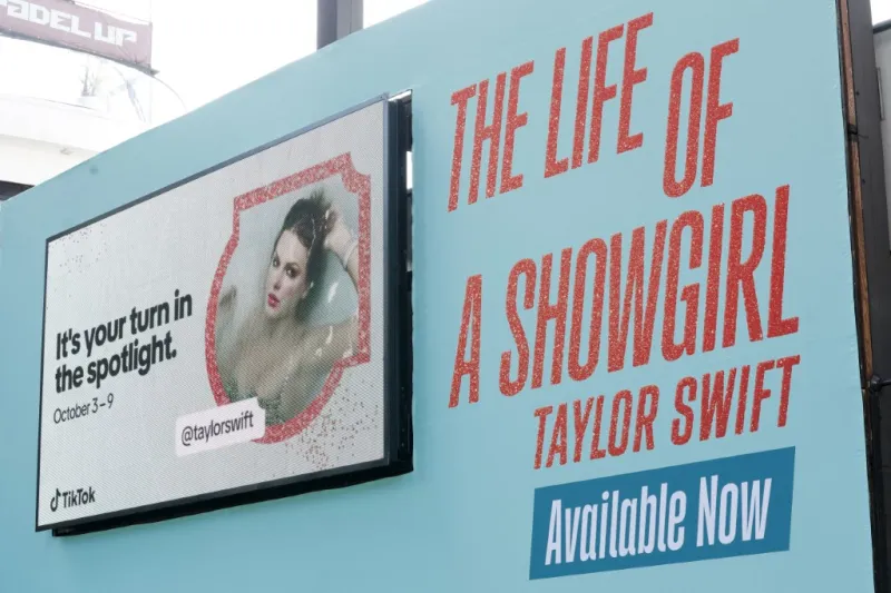 مفاجأة كبرى في ألبوم The Life of a Showgirl.. مبيعات قياسية تهز عالم الموسيقى العالمي