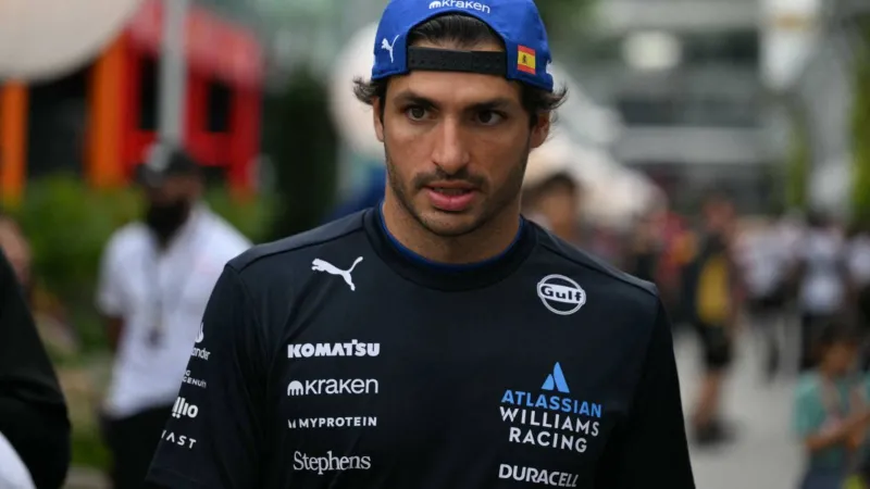 كارلوس ساينز ينتقد بثّ الفورمولا 1: "المبالغة في إظهار المشاهير تُضعف جوهر السباق"