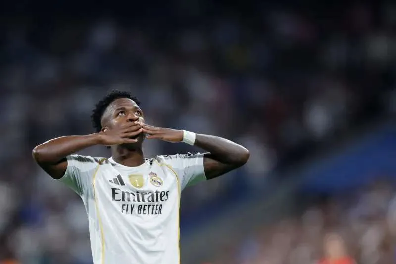 من الغضب إلى الحكمة.. فينيسيوس يقلب الطاولة على خيتافي ويتألق مع ريال مدريد (فيديو)