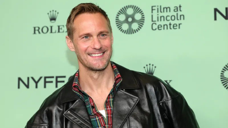 ألكسندر سكارسغارد يلفت الأنظار بملابس مثيرة في جولة فيلم Pillion (فيديو)