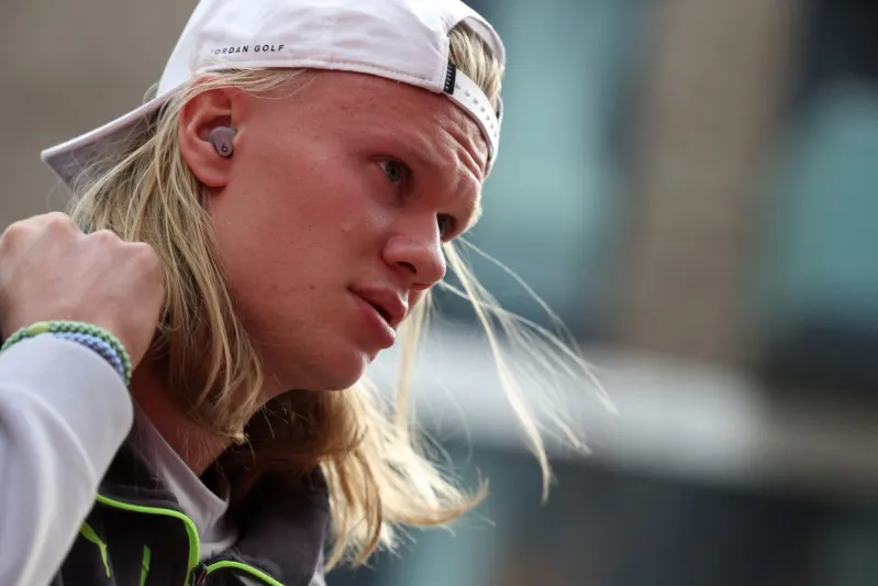 إيرلينغ هالاند يظهر بملابس غريبة في لقطة طريفة 