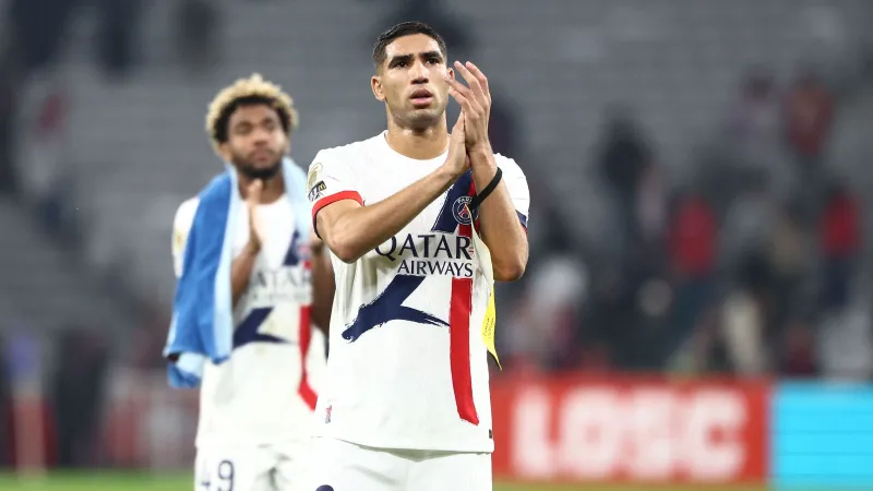 أشرف حكيمي يُثير الجدل بظهوره في "سانتياغو برنابيو" لمتابعة الكلاسيكو (فيديو)