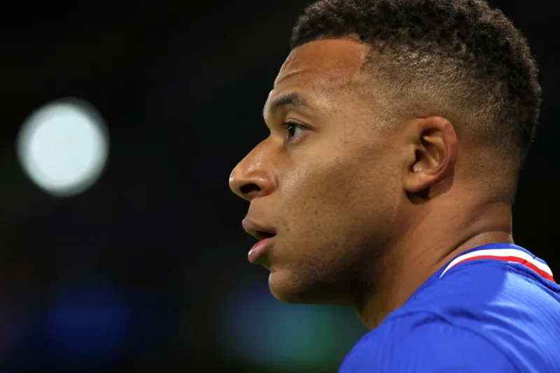 عندما يتجاوز النجوم الملاعب: مبابي يلتقي الطفل الذي أنقذ حياته (صور)