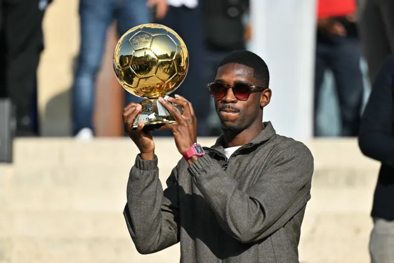 احتفال استثنائي في إيفرو: ديمبلي يعرض الكرة الذهبية أمام ناديه الأول (فيديو)