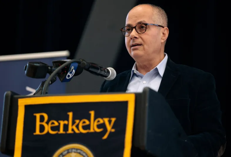 جامعة كاليفورنيا بيركلي تحتفل بعمر ياغي بعد نيله جائزة نوبل في الكيمياء 2025