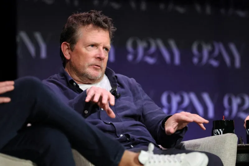 اعتراف طريف من مايكل جيه فوكس: سرقت تمثال حوت وندمت لأني لم آخذ الجيتار الأحمر